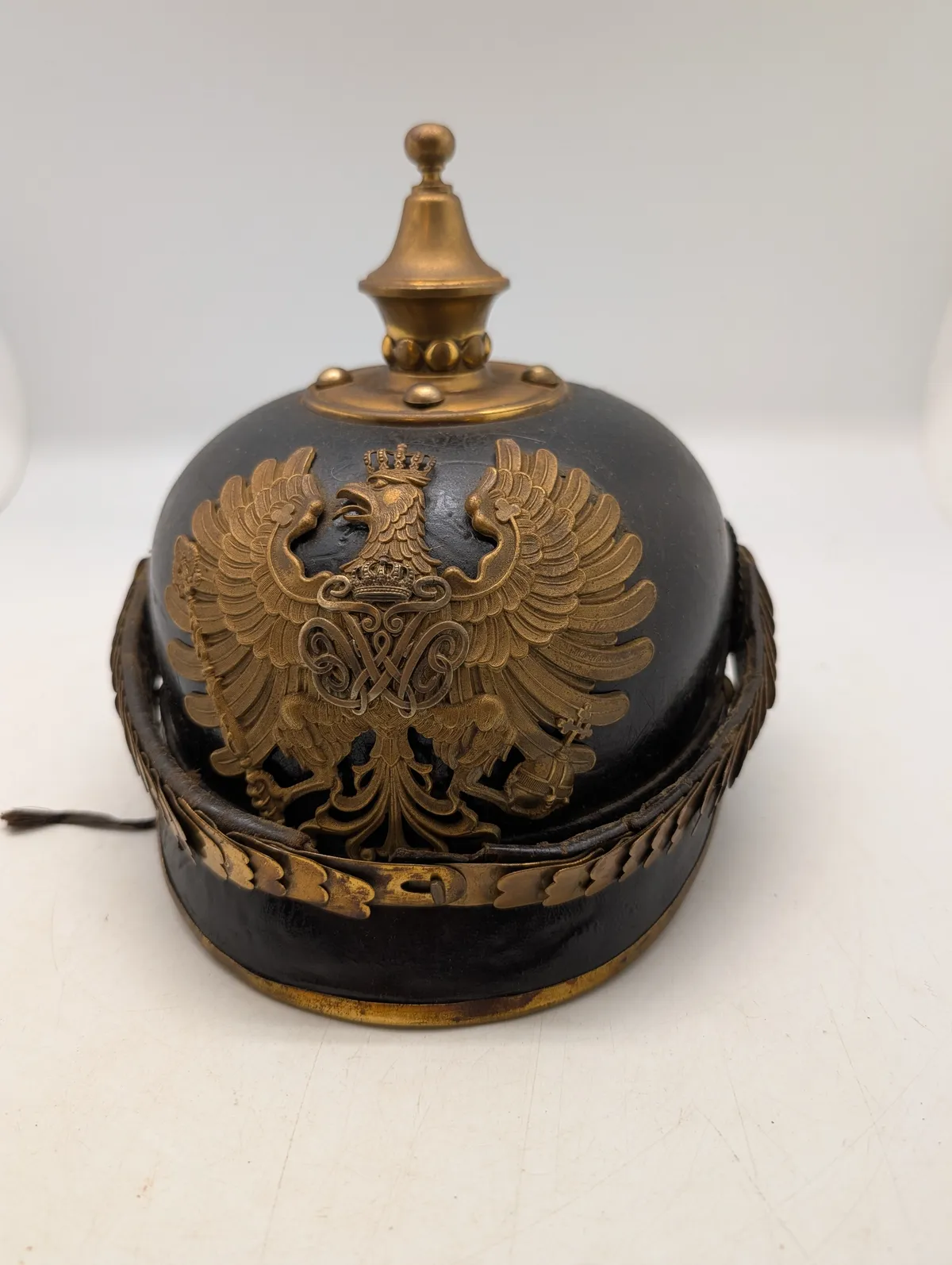 Preussisk Pickelhaube Officerhjelm med Messingbeslag