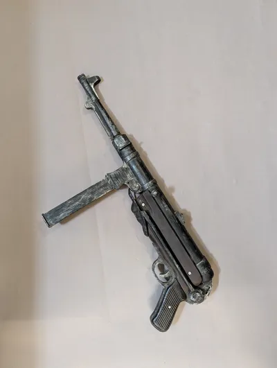 Replika af tysk MP40 maskinpistol i fuld størelse, bemalet træ