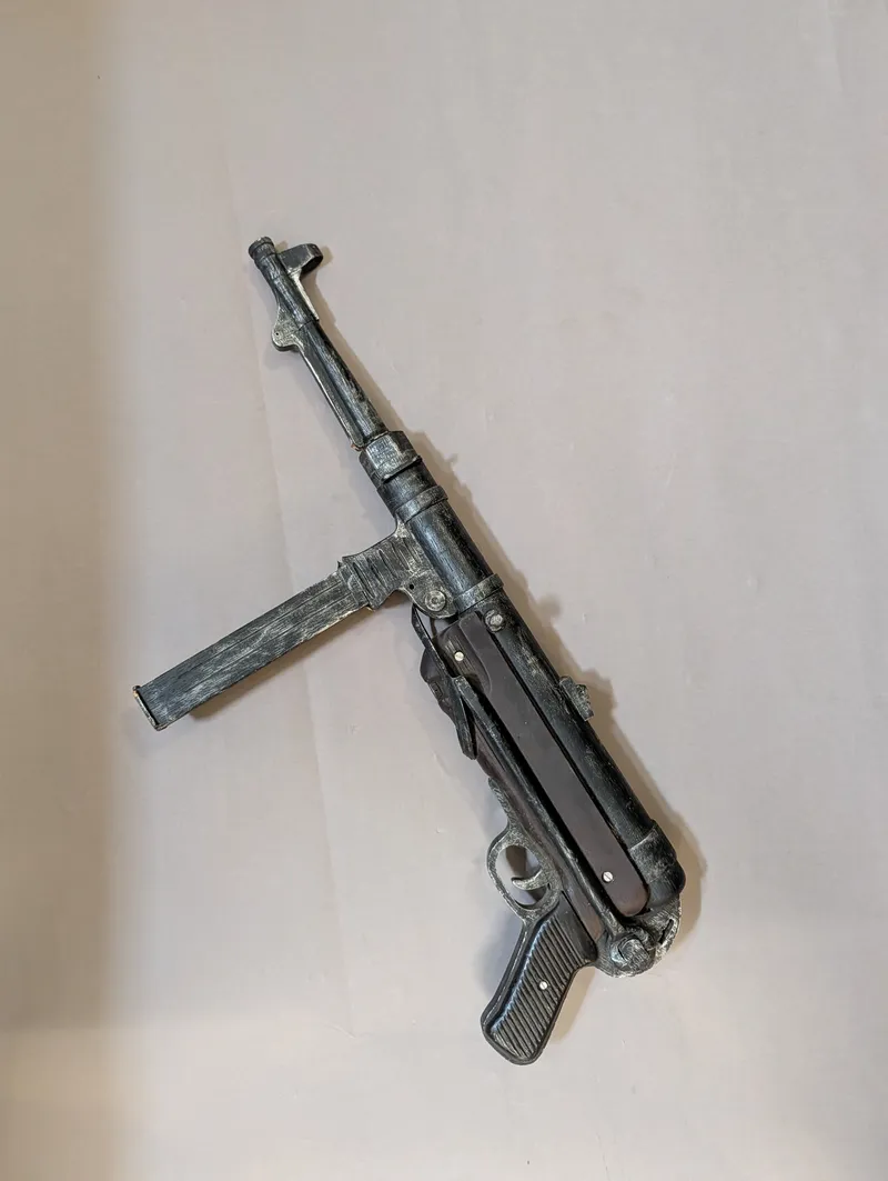 Replika af tysk MP40 maskinpistol i fuld størelse, bemalet træ 
