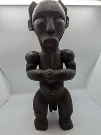 Afrikansk udskåret træfigur, muligvis Fang eller Hemba-stil