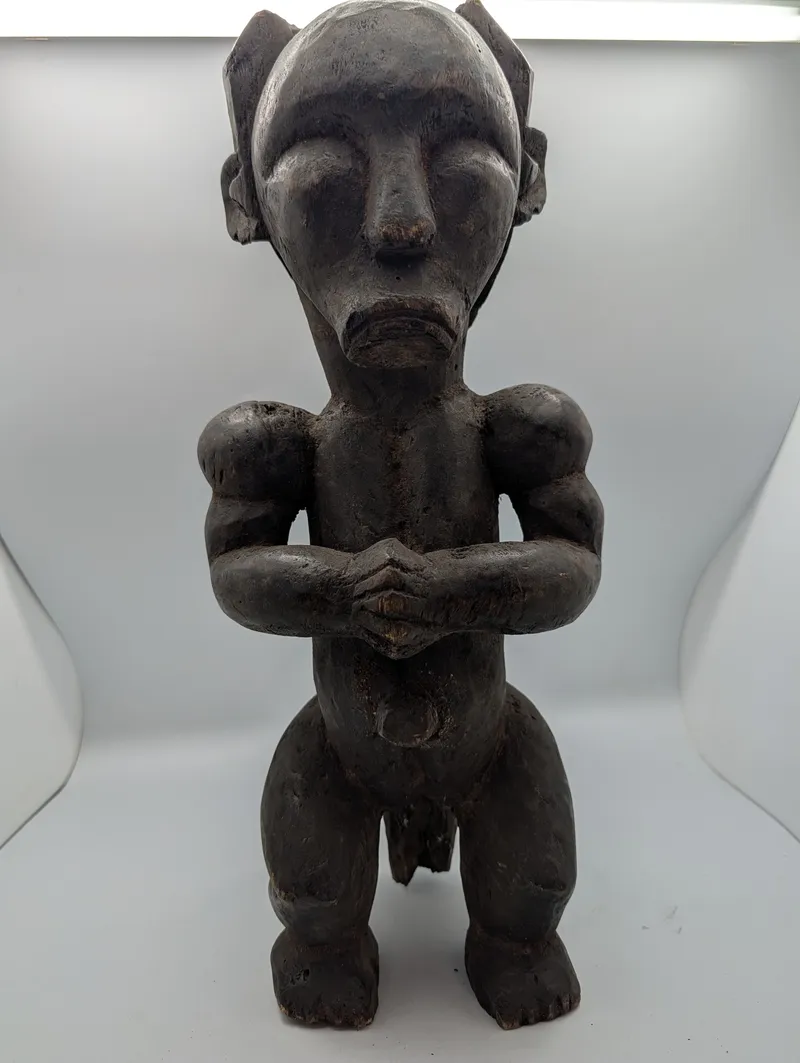 Afrikansk udskåret træfigur, muligvis Fang eller Hemba-stil