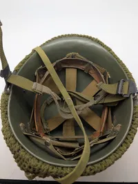 dANSK Militær stålhjelm med camouflagenet og hagerem