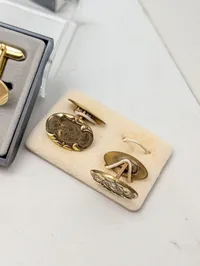 Samling af vintage tændstikæsker, smykker og diverse samlerobjekter