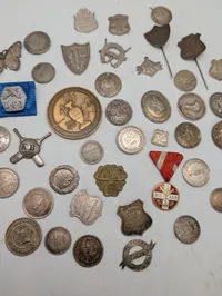 Samling af antikke danske foreningstegn, medaljer og emblemer