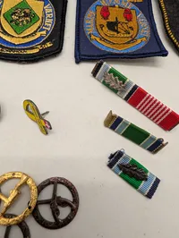 Samling af danske militære og maritime emblemer, mærker og ordensbånd