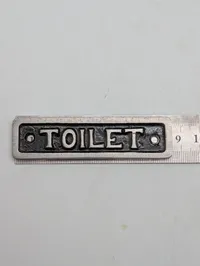 Vintage støbejernsskilt med teksten TOILET. DSB