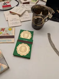 Samling af vintage tændstikæsker, smykker og diverse samlerobjekter