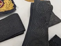 Samling af danske militære og maritime emblemer, knapper og distinktioner