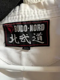 Budo-Nord Karate Gi med Genbukai-emblem og handsker