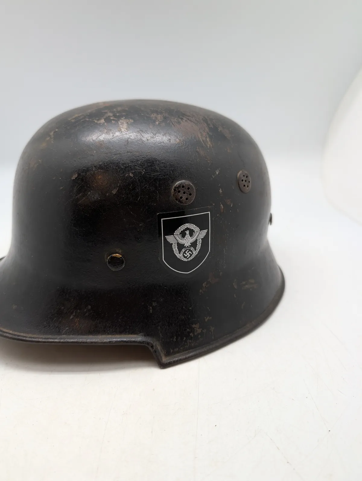 Tysk M34 Luftschutz-hjelm med politidekaler¨hjelm original mærker, efter 45 
