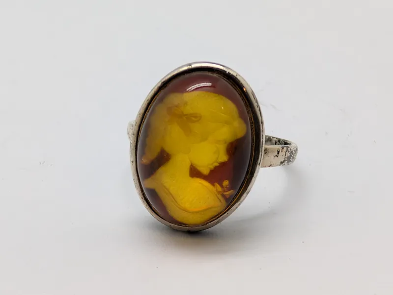Vintage sølvring med oval rav-cameo