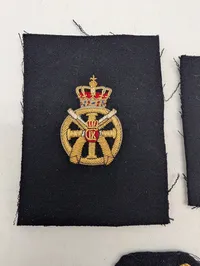 Tre danske militære stofmærker i guldtrådsbroderi