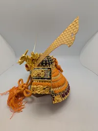 Japansk Kabuto Samurajhjelm med Dragemotiv og Opbevaringsæske ( halv størelse ) 