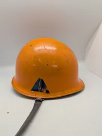 Vintage Orange Civilforsvarshjelm med Trekantslogo