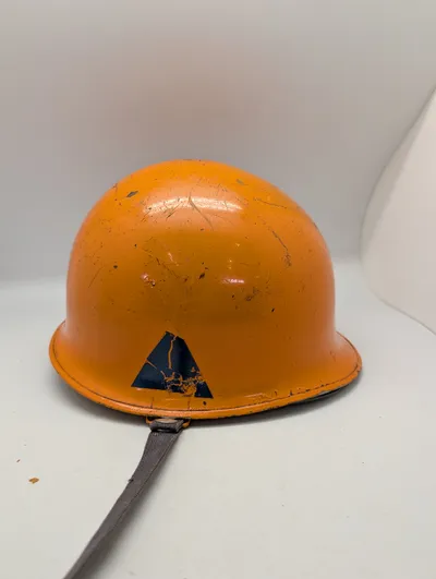 Vintage Orange Civilforsvarshjelm med Trekantslogo