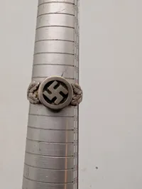 Dansk D.N.S.A.P.  sølvring med hagekors og egeløv i etui, original 