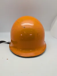 Vintage Orange Civilforsvarshjelm med Trekantslogo