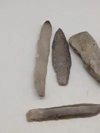 Samling af 10 forhistoriske flinteredskaber og flækker