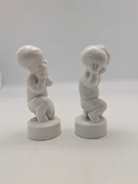 To hvide porcelænsfigurer fra Bing & Grøndahl og Royal Copenhagen Pinen 