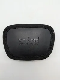 Explorer sort læderlap med logo til patroner 