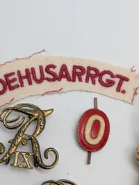 Garderhusarregimentet (GHR) uniformstilbehør med skulderemblem og mærker