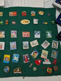 Samling af danske Julemærke-pins og emaljeemblemer