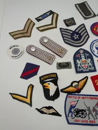 Samling af militære og civile stofmærker, distinktioner og emblemer