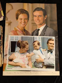 Samling af danske kongelige memorabilia, herunder scrapbog og plakater