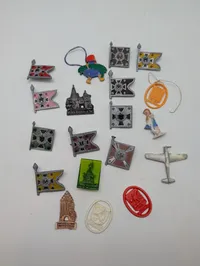 Samling af tyske WHW-mærker og historiske souvenirs
