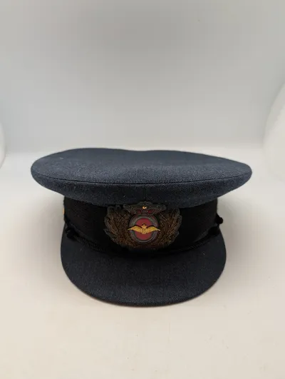 Dansk Flyvevåben Officer Kasket med Broderet Emblem