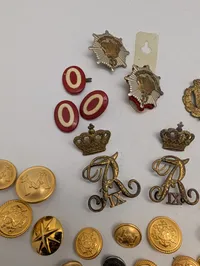 Samling af danske militære emblemer, knapper og distinktioner LG mm. 