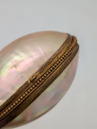 Antik fransk Palais Royal sy-etui i perlemor med forgyldte redskaber