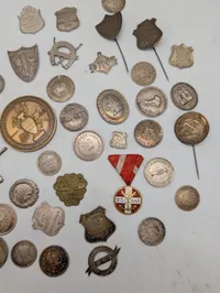 Samling af antikke danske foreningstegn, medaljer og emblemer