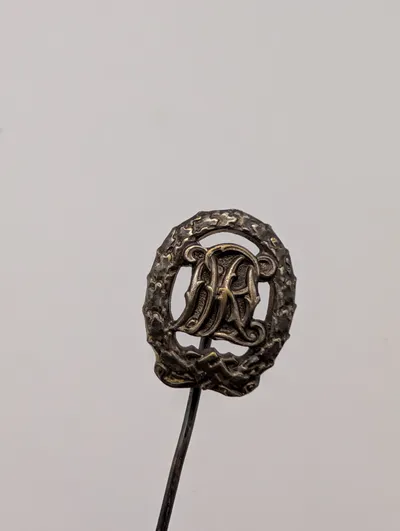 Tysk DRL Sportsmærke i Sølv, Miniature Stickpin af Wernstein Jena