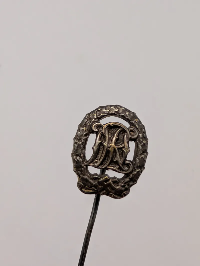 Tysk DRL Sportsmærke i Sølv, Miniature Stickpin af Wernstein Jena