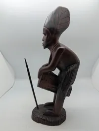 Håndskåret afrikansk træfigur af kriger med tromme og spyd