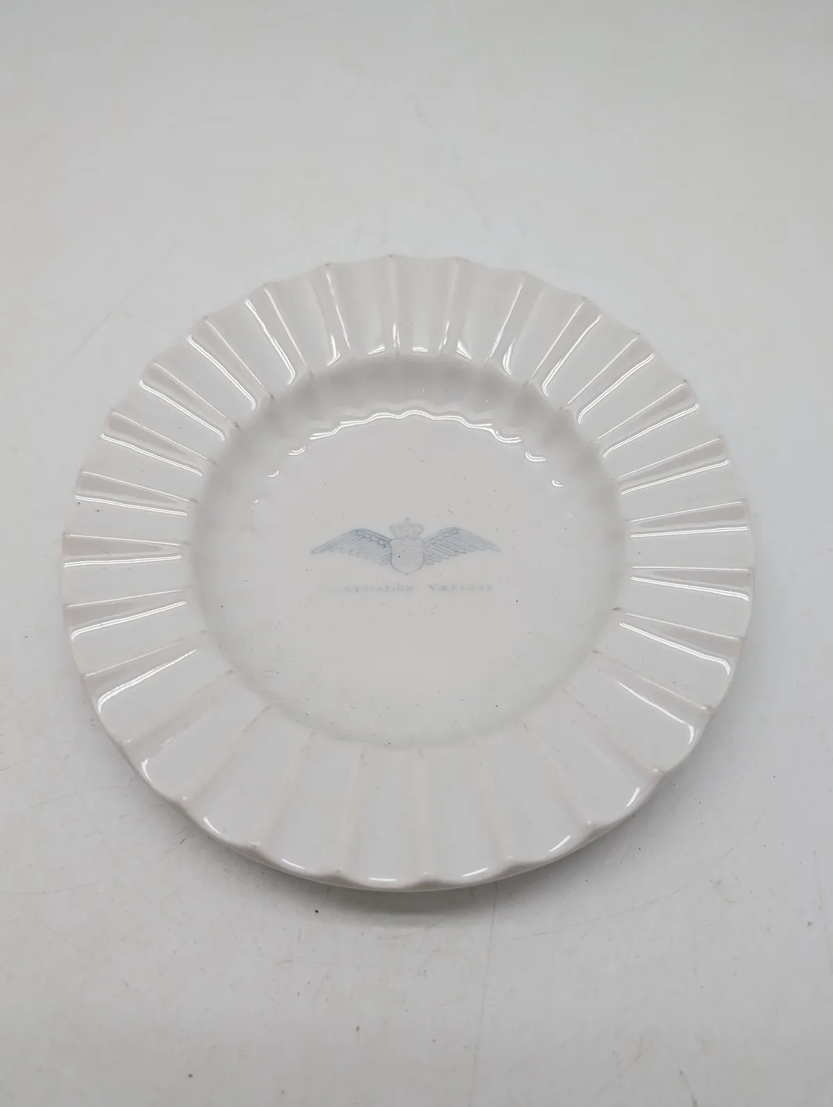 Flyvestation Værløse Porcelænstallerken med Vingelogo