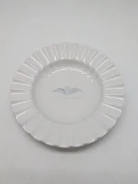 Flyvestation Værløse Porcelænstallerken med Vingelogo