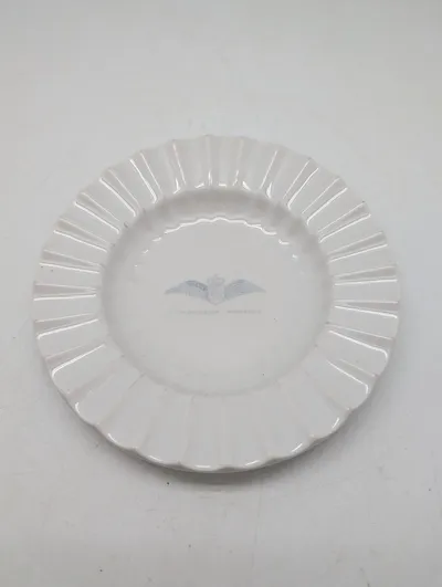 Flyvestation Værløse Porcelænstallerken med Vingelogo