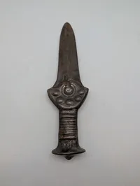 Antik støbt metaldolk med ornamenteret fæste
