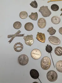 Samling af antikke danske foreningsmærker, medaljer og emblemer