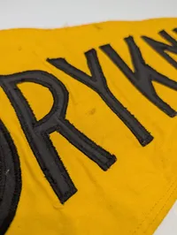 Dansk Udrykningsflag i Gul Tekstil med Sort Broderi