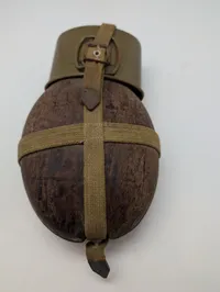 Tysk WWII 'Kokosnød' Feltflaske med Bakelit-overtræk og Kop