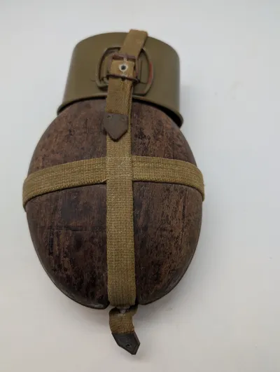 Tysk WWII 'Kokosnød' Feltflaske med Bakelit-overtræk og Kop