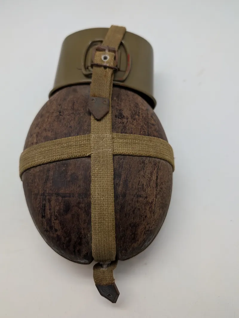 Tysk WWII 'Kokosnød' Feltflaske med Bakelit-overtræk og Kop