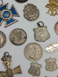 Samling af danske militære og civile medaljer, emblemer og tegn