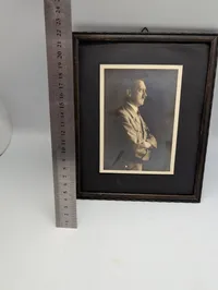 Indrammet sort-hvidt fotografi af Adolf Hitler i profil