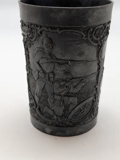 Tysk Militær Becher i Metal med Reliefscener ww1