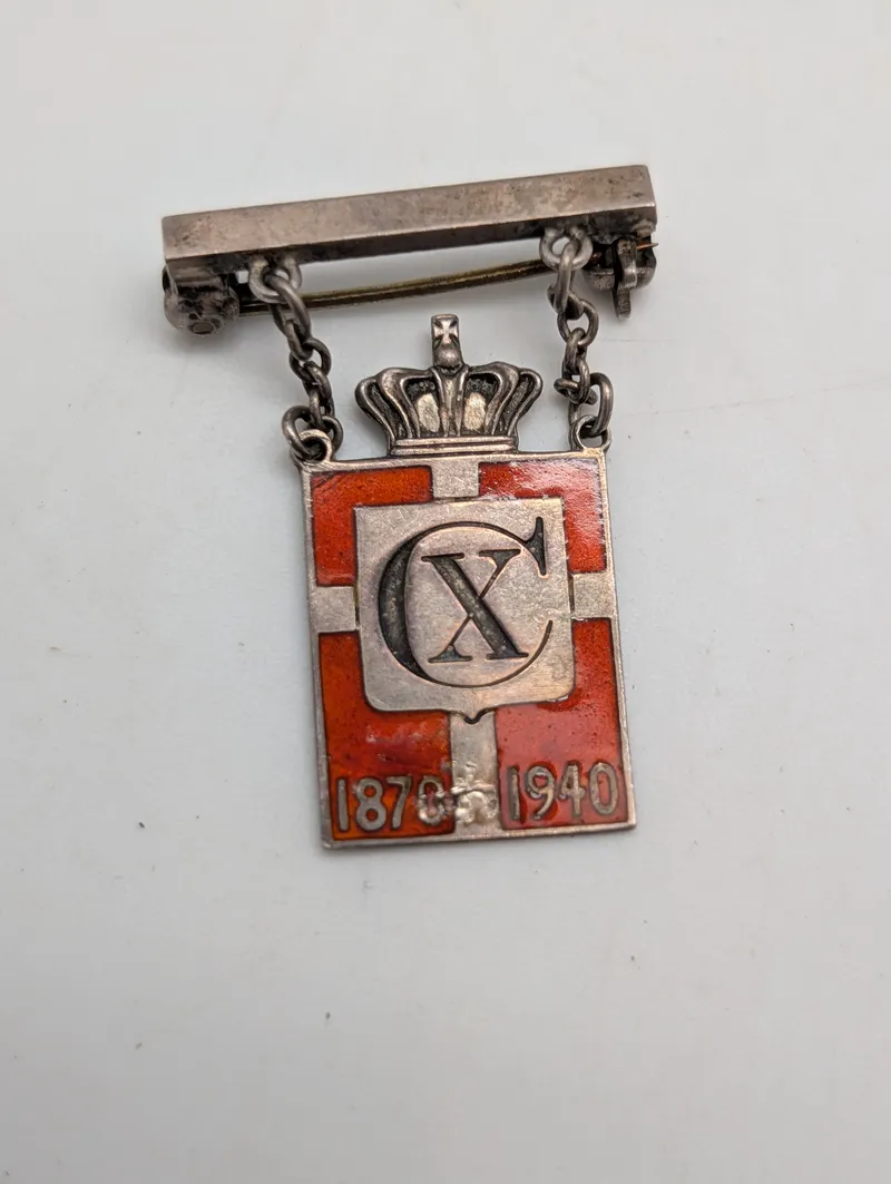 Georg Jensen Kongemærke i Sterling Sølv og Emalje, 1870-1940