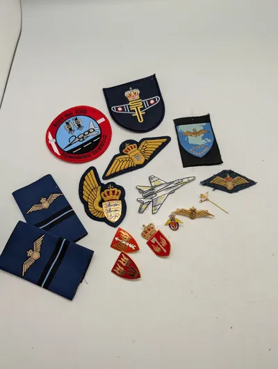 Samling af danske Flyvevåbnet emblemer, stofmærker og pins